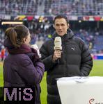 06.01.2026, Fussball 1. Bundesliga 2025/2026, Testspiel: RB Salzburg - FC Bayern M�nchen, in der Red Bull Arena Salzburg (�sterreich), Marcus Mann (re, Gesch�ftsf�hrer Sport RB Salzburg) am ServusTV Mikrofon, 