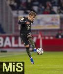 06.01.2026, Fussball 1. Bundesliga 2025/2026, Testspiel: RB Salzburg - FC Bayern M�nchen, in der Red Bull Arena Salzburg (�sterreich), Lennart Karl (FC Bayern M�nchen) am Ball 