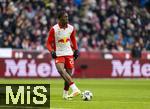 06.01.2026, Fussball 1. Bundesliga 2025/2026, Testspiel: RB Salzburg - FC Bayern M�nchen, in der Red Bull Arena Salzburg (�sterreich), Joane Gadou (Salzburg) am Ball 