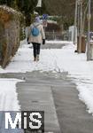 08.01.2026,  Winter in Bayern, in Bad W�rishofen im Unterallg�u. Die Januar-K�lte hat alles im Griff. Eine Frau l�uft �ber einen unger�umten Fussweg in einem Wohngebiet neben einem ordnungsgem�� ger�umten Fussweg. Der Hausbesitzer kommt hier seiner Streu- und R�umpflicht offensichtlich nicht nach.