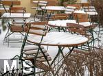 08.01.2026,  Winter in Bayern, in Bad W�rishofen im Unterallg�u. Die Januar-K�lte hat alles im Griff. Die verschneiten Tische eines Biergartens sind ausser Betrieb.