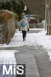 08.01.2026,  Winter in Bayern, in Bad W�rishofen im Unterallg�u. Die Januar-K�lte hat alles im Griff. Eine Frau l�uft �ber einen unger�umten Fussweg in einem Wohngebiet neben einem ordnungsgem�� ger�umten Fussweg. Der Hausbesitzer kommt hier seiner Streu- und R�umpflicht offensichtlich nicht nach. 
