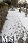 08.01.2026,  Winter in Bayern, in Bad W�rishofen im Unterallg�u. Die Januar-K�lte hat alles im Griff. Ein unger�umter Fussweg in einem Wohngebiet neben einem ordnungsgem�� ger�umten Fussweg. Der Hausbesitzer kommt hier seiner Streu- und R�umpflicht offensichtlich nicht nach.