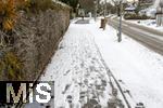 08.01.2026,  Winter in Bayern, in Bad W�rishofen im Unterallg�u. Die Januar-K�lte hat alles im Griff. Ein unger�umter Fussweg in einem Wohngebiet neben einem ordnungsgem�� ger�umten Fussweg. Der Hausbesitzer kommt hier seiner Streu- und R�umpflicht offensichtlich nicht nach.