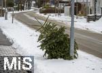 08.01.2026,  Winter in Bayern, in Bad W�rishofen im Unterallg�u. Ein ausgemusterter Weihnachtsbaum liegt zur Abholung und Entsorgung am Strassenrand bereit.