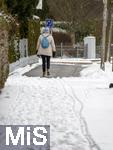 08.01.2026,  Winter in Bayern, in Bad W�rishofen im Unterallg�u. Die Januar-K�lte hat alles im Griff. Ein unger�umter Fussweg in einem Wohngebiet neben einem ordnungsgem�� ger�umten Fussweg. Der Hausbesitzer kommt hier seiner Streu- und R�umpflicht offensichtlich nicht nach.