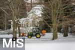 08.01.2026,  Winter in Bayern, in Bad W�rishofen im Unterallg�u. Die Januar-K�lte hat alles im Griff. Ein St�dtischer Streuwagen f�hrt durch den verschneiten Kurpark am Tennisheim vorbei.