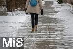 08.01.2026,  Winter in Bayern, in Bad W�rishofen im Unterallg�u. Die Januar-K�lte hat alles im Griff. Eine Frau l�uft �ber einen unger�umten Fussweg in einem Wohngebiet. 