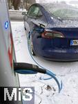 08.01.2026, Bad W�rishofen im Unterallg�u, Lades�ule f�r E-Autos. Ein Tesla Model 3 l�dt im Winter seinen Akku an einer �ffentlichen Lades�ule voll.    