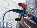 08.01.2026, Bad W�rishofen im Unterallg�u, Lades�ule f�r E-Autos. Ein Tesla Model 3 l�dt im Winter seinen Akku an einer �ffentlichen Lades�ule voll.    