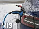 08.01.2026, Bad W�rishofen im Unterallg�u, Lades�ule f�r E-Autos. Ein Tesla Model 3 l�dt im Winter seinen Akku an einer �ffentlichen Lades�ule voll.    