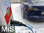08.01.2026, Bad W�rishofen im Unterallg�u, Lades�ule f�r E-Autos. Ein Tesla Model 3 l�dt im Winter seinen Akku an einer �ffentlichen Lades�ule voll.    