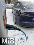 08.01.2026, Bad W�rishofen im Unterallg�u, Lades�ule f�r E-Autos. Ein Tesla Model 3 l�dt im Winter seinen Akku an einer �ffentlichen Lades�ule voll.    