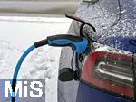 08.01.2026, Bad W�rishofen im Unterallg�u, Lades�ule f�r E-Autos. Ein Tesla Model 3 l�dt im Winter seinen Akku an einer �ffentlichen Lades�ule voll.    