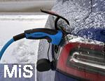 08.01.2026, Bad W�rishofen im Unterallg�u, Lades�ule f�r E-Autos. Ein Tesla Model 3 l�dt im Winter seinen Akku an einer �ffentlichen Lades�ule voll.    