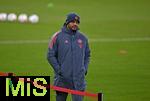 11.01.2026, Fussball Bundesliga 2025/2026, 16.Spieltag, FC Bayern M�nchen - VfL Wolfsburg, in der Allianz-Arena M�nchen,  Trainer Vincent Kompany (FC Bayern M�nchen) nachdenklich



