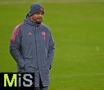 11.01.2026, Fussball Bundesliga 2025/2026, 16.Spieltag, FC Bayern M�nchen - VfL Wolfsburg, in der Allianz-Arena M�nchen,  Trainer Vincent Kompany (FC Bayern M�nchen) nachdenklich


