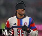 11.01.2026, Fussball Bundesliga 2025/2026, 16.Spieltag, FC Bayern M�nchen - VfL Wolfsburg, in der Allianz-Arena M�nchen,  Michael Olise (FC Bayern M�nchen) versteckt seine Augen unter der M�tze.


