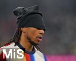 11.01.2026, Fussball Bundesliga 2025/2026, 16.Spieltag, FC Bayern M�nchen - VfL Wolfsburg, in der Allianz-Arena M�nchen,  Michael Olise (FC Bayern M�nchen) versteckt seine Augen unter der M�tze.


