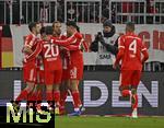 11.01.2026, Fussball Bundesliga 2025/2026, 16.Spieltag, FC Bayern M�nchen - VfL Wolfsburg, in der Allianz-Arena M�nchen,  Torjubel v.l. Josip Stanisic (Bayern M�nchen), Tom Bischof (Bayern M�nchen), Harry Kane (FC Bayern M�nchen), Michael Olise (FC Bayern M�nchen) und Aleksandar Pavlovic (FC Bayern M�nchen) und Jonathan Tah (FC Bayern M�nchen) 


