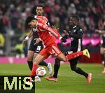 11.01.2026, Fussball Bundesliga 2025/2026, 16.Spieltag, FC Bayern M�nchen - VfL Wolfsburg, in der Allianz-Arena M�nchen,  Moritz Jenz (Wolfsburg) gegen Luis Diaz (FC Bayern M�nchen) und Sael Kumbedi (Wolfsburg) 


