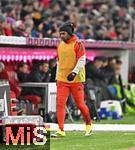 11.01.2026, Fussball Bundesliga 2025/2026, 16.Spieltag, FC Bayern M�nchen - VfL Wolfsburg, in der Allianz-Arena M�nchen,  Ersatzspieler Serge Gnabry (FC Bayern M�nchen) kommt zur Bank 


