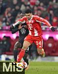 11.01.2026, Fussball Bundesliga 2025/2026, 16.Spieltag, FC Bayern M�nchen - VfL Wolfsburg, in der Allianz-Arena M�nchen,  v.l. Sael Kumbedi (Wolfsburg) gegen Luis Diaz (FC Bayern M�nchen) 


