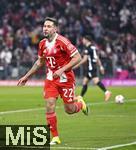 11.01.2026, Fussball Bundesliga 2025/2026, 16.Spieltag, FC Bayern M�nchen - VfL Wolfsburg, in der Allianz-Arena M�nchen,  Raphael Guerreiro (FC Bayern M�nchen) jubelt.


