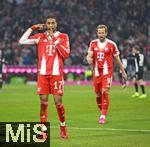 11.01.2026, Fussball Bundesliga 2025/2026, 16.Spieltag, FC Bayern M�nchen - VfL Wolfsburg, in der Allianz-Arena M�nchen,  Michael Olise (FC Bayern M�nchen) jubelt mit Harry Kane (FC Bayern M�nchen) .


