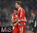 11.01.2026, Fussball Bundesliga 2025/2026, 16.Spieltag, FC Bayern M�nchen - VfL Wolfsburg, in der Allianz-Arena M�nchen,  v.l. Raphael Guerreiro (FC Bayern M�nchen) und Leon Goretzka (FC Bayern M�nchen) jubeln.


