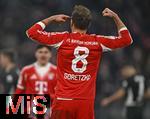 11.01.2026, Fussball Bundesliga 2025/2026, 16.Spieltag, FC Bayern M�nchen - VfL Wolfsburg, in der Allianz-Arena M�nchen,  Leon Goretzka (FC Bayern M�nchen) jubelt.


