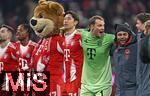 11.01.2026, Fussball Bundesliga 2025/2026, 16.Spieltag, FC Bayern M�nchen - VfL Wolfsburg, in der Allianz-Arena M�nchen,  Die Bayern Feiern den Sieg. v.l. Raphael Guerreiro (FC Bayern M�nchen), Wisdom Mike (FC Bayern M�nchen), Berni das Maskottchen, Hiroki Ito (FC Bayern M�nchen), Torwart Manuel Neuer (FC Bayern M�nchen), Serge Gnabry (FC Bayern M�nchen) und Torwart Jonas Urbig (FC Bayern M�nchen) 


