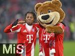 11.01.2026, Fussball Bundesliga 2025/2026, 16.Spieltag, FC Bayern M�nchen - VfL Wolfsburg, in der Allianz-Arena M�nchen,  v.l. Wisdom Mike (FC Bayern M�nchen) und Berni das Maskottchen feiern den Sieg.


