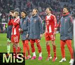 11.01.2026, Fussball Bundesliga 2025/2026, 16.Spieltag, FC Bayern M�nchen - VfL Wolfsburg, in der Allianz-Arena M�nchen,  v.l. Torwart Jonas Urbig (FC Bayern M�nchen), Konrad Laimer (FC Bayern M�nchen), David Santos Daiber (Bayern M�nchen) , Harry Kane (FC Bayern M�nchen), Leon Goretzka (FC Bayern M�nchen) und Torwart Sven Ulreich (FC Bayern M�nchen) jubeln.


