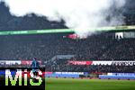 14.01.2026, Fussball 1. Bundesliga 2025/2026, 17. Spieltag, 1.FC K�ln - FC Bayern M�nchen, im Rhein-Energie-Stadion K�ln.  Pyrotechnik Fans 1.FC K�ln das Spiel ist unterbrochen, Marvin Schw�be (1. FC K�ln)