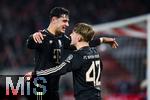 14.01.2026, Fussball 1. Bundesliga 2025/2026, 17. Spieltag, 1.FC K�ln - FC Bayern M�nchen, im Rhein-Energie-Stadion K�ln. Lennart Karl (FC Bayern M�nchen) freut sich �ber das Tor zum 1:3 mit Aleksander Pavlovic (FC Bayern M�nchen) (l)
