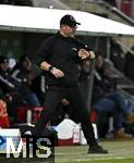 15.01.2026, Fussball 1. Bundesliga 2025/2026, 17.Spieltag, FC Augsburg - 1.FC Union Berlin, in der WWK-Arena Augsburg. Trainer Steffen Baumgart (Union Berlin) schaut auf die Uhr
 

