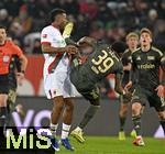 15.01.2026, Fussball 1. Bundesliga 2025/2026, 17.Spieltag, FC Augsburg - 1.FC Union Berlin, in der WWK-Arena Augsburg. Derrick K�hn (Union Berlin) trifft mit hohem Fuss Samuel Emmanuel Essende Mbongu (FC Augsburg) und kriegt daf�r die rote Karte

