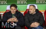 15.01.2026, Fussball 1. Bundesliga 2025/2026, 17.Spieltag, FC Augsburg - 1.FC Union Berlin, in der WWK-Arena Augsburg. v.li: Julian Baumgartlinger (Augsburg) und Trainer Manuel Baum (FC Augsburg) auf der Bank.