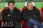 15.01.2026, Fussball 1. Bundesliga 2025/2026, 17.Spieltag, FC Augsburg - 1.FC Union Berlin, in der WWK-Arena Augsburg. v.li: Julian Baumgartlinger (Augsburg) und Trainer Manuel Baum (FC Augsburg) auf der Bank.