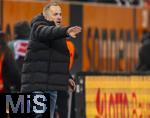 15.01.2026, Fussball 1. Bundesliga 2025/2026, 17.Spieltag, FC Augsburg - 1.FC Union Berlin, in der WWK-Arena Augsburg. Trainer Manuel Baum (FC Augsburg) gibt Anweisungen