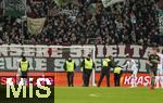 15.01.2026, Fussball 1. Bundesliga 2025/2026, 17.Spieltag, FC Augsburg - 1.FC Union Berlin, in der WWK-Arena Augsburg. Spielpause wegen Fanprotesten via Wurfgeschosse, Gegenst�nde aus dem Augsburger Fanblock hinter dem Tor fliegen in gro�en Mengen auf den Platz (Gummib�lle, Flummis), damit demonstrieren die FCA-Ultras gegen den Donnerstags-Spieltag. Ordner und Spieler sorgen gemeinsam f�r die Entfernung der Flummis auf dem Rasen und sammeln alle auf. Auf den Fan-Plakaten steht: Ob Ausw�rts oder Daheim, Samstag 15:30 soll es sein! Ihr zerst�ckelt unsere Spieltage, wir zerst�ckeln eure Spielzeit!  