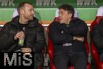 15.01.2026, Fussball 1. Bundesliga 2025/2026, 17.Spieltag, FC Augsburg - 1.FC Union Berlin, in der WWK-Arena Augsburg. v.li: Sportdirektor Benni Weber (FC Augsburg) und Julian Baumgartlinger (FCA, Koordinator Lizenzspielerabteilung) auf der Bank. 