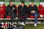 15.01.2026, Fussball 1. Bundesliga 2025/2026, 17.Spieltag, FC Augsburg - 1.FC Union Berlin, in der WWK-Arena Augsburg. v.li: Sportdirektor Benni Weber (FC Augsburg), Julian Baumgartlinger (FCA, Koordinator Lizenzspielerabteilung) und Trainer Manuel Baum (FC Augsburg) auf der Bank. 