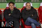15.01.2026, Fussball 1. Bundesliga 2025/2026, 17.Spieltag, FC Augsburg - 1.FC Union Berlin, in der WWK-Arena Augsburg. v.li: Julian Baumgartlinger (FCA, Koordinator Lizenzspielerabteilung) mit Trainer Manuel Baum (FC Augsburg) auf der Bank. 