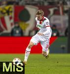 15.01.2026, Fussball 1. Bundesliga 2025/2026, 17.Spieltag, FC Augsburg - 1.FC Union Berlin, in der WWK-Arena Augsburg. Anton Kade (FC Augsburg) am Ball 