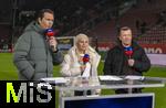 15.01.2026, Fussball 1. Bundesliga 2025/2026, 17.Spieltag, FC Augsburg - 1.FC Union Berlin, in der WWK-Arena Augsburg. v.li: Moderator Sebastian Hellmann, Julia Simic und Lothar Matth�us am SKY-Moderatorentisch.    