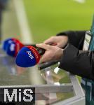 15.01.2026, Fussball 1. Bundesliga 2025/2026, 17.Spieltag, FC Augsburg - 1.FC Union Berlin, in der WWK-Arena Augsburg. Mikrofone von SKY-Sport werden vom Techniker am Moderatorentisch vorbereitet.