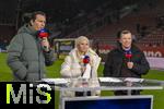 15.01.2026, Fussball 1. Bundesliga 2025/2026, 17.Spieltag, FC Augsburg - 1.FC Union Berlin, in der WWK-Arena Augsburg. v.li: Moderator Sebastian Hellmann, Julia Simic und Lothar Matth�us am SKY-Moderatorentisch.    