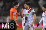 15.01.2026, Fussball 1. Bundesliga 2025/2026, 17.Spieltag, FC Augsburg - 1.FC Union Berlin, in der WWK-Arena Augsburg. Schiedsrichter Florian Badst�bner in Diskussionen mit Keven Schlotterbeck (FC Augsburg) 